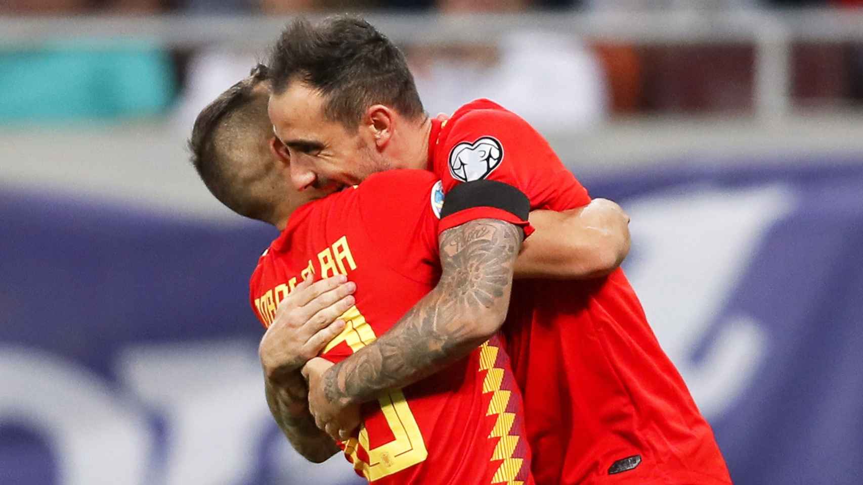 Paco Alcácer y Jordi Alba se abrazan como celebración del gol