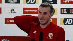 Bale, en rueda de prensa con Gales