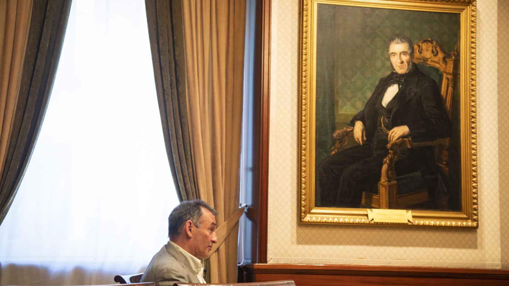 Enrique Santiago atiende a EL ESPAÑOL en el salón Argüelles del Congreso.