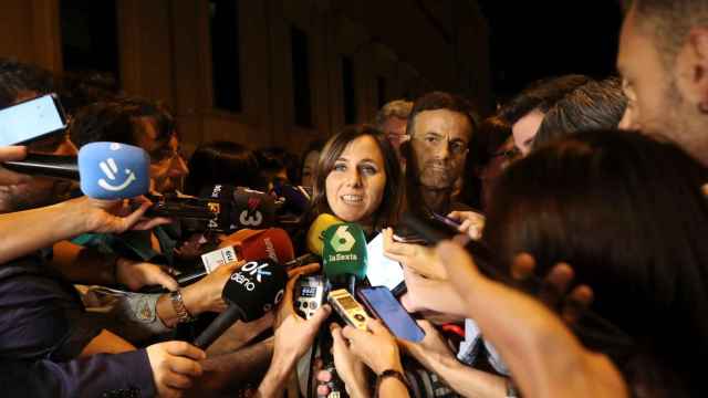 Ione Belarra, portavoz de Unidas Podemos en el Congreso, atiende a la prensa a la salida de la reunión con el PSOE.