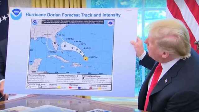 Trump usa un mapa manipulado de la trayectoria del huracán Dorian