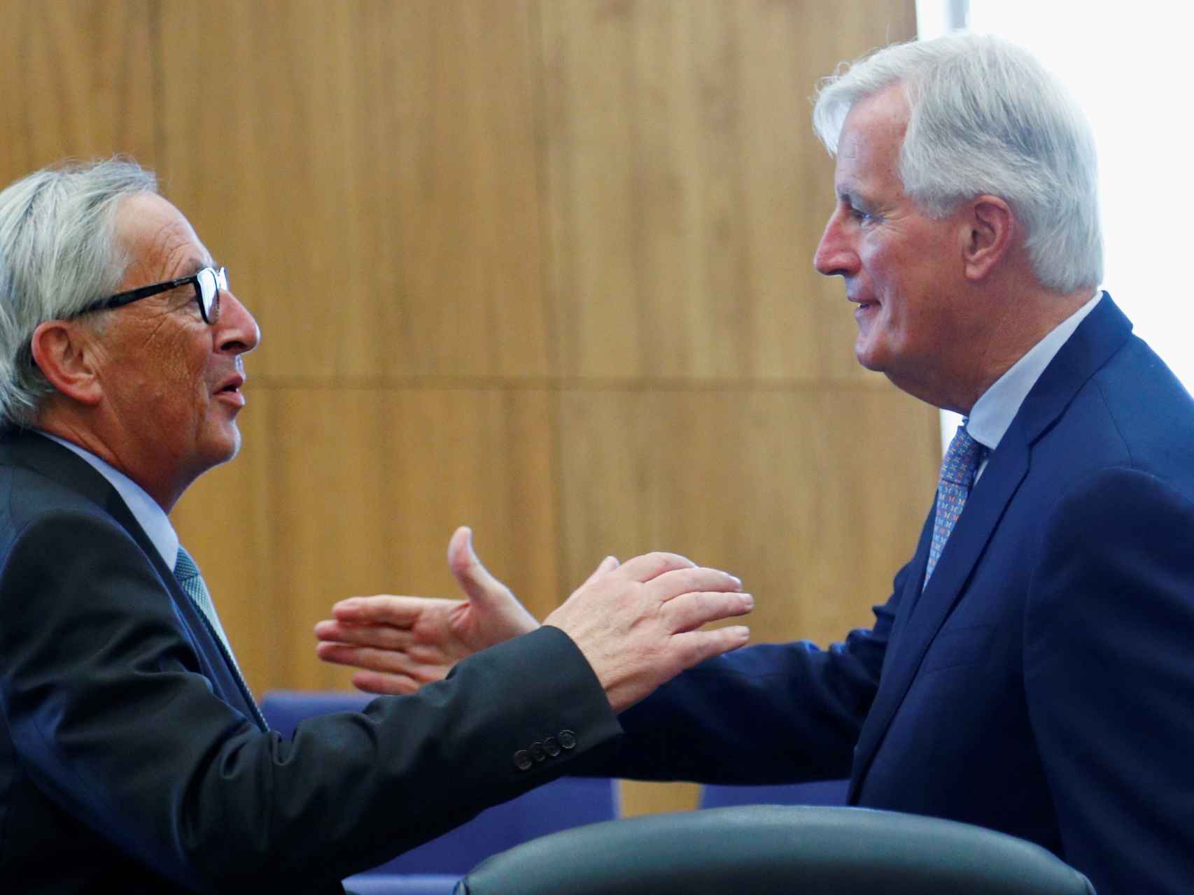 El negociador de la UE para el 'brexit', Michel Barnier, saluda a Jean-Claude Juncker