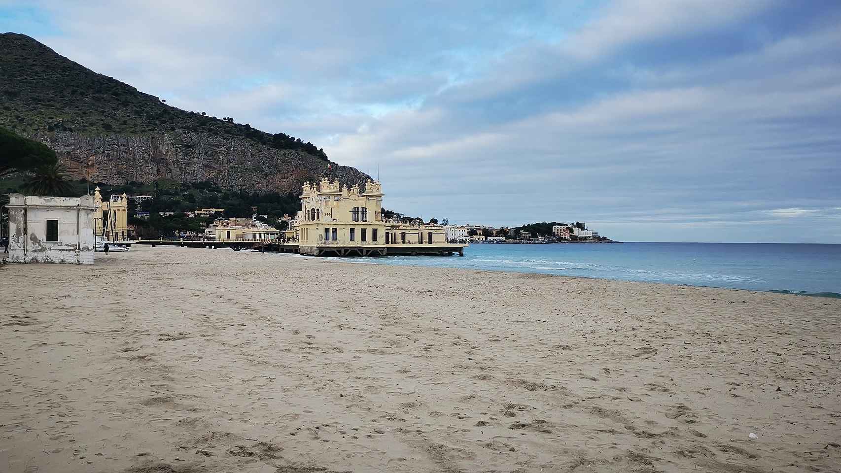 Playa de Mondello a 13 kilómetros del centro de Palermo.