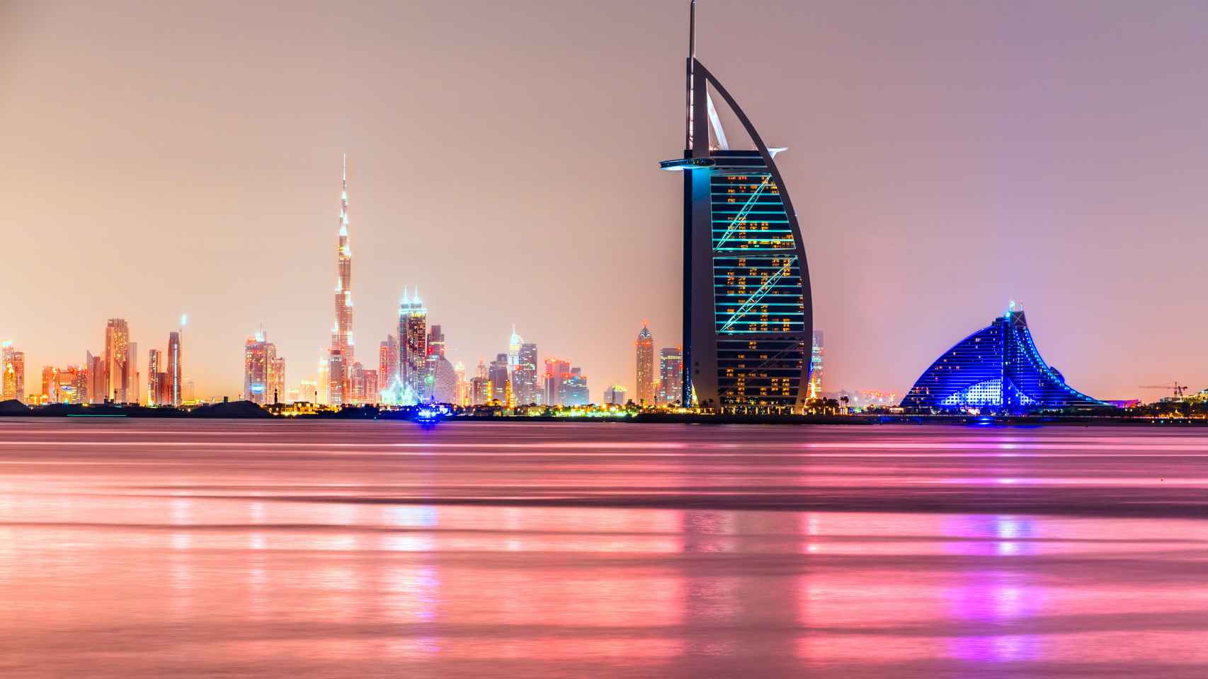 Hotel Burj Khalifa, en Dubái, con su perfil en forma de vela de barco.