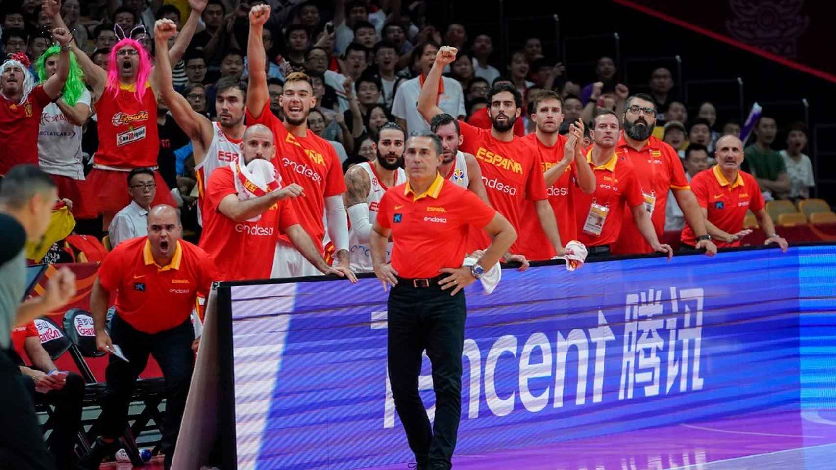 El banquillo de la selección española celebra una canasta. Foto: Baloncesto FEB