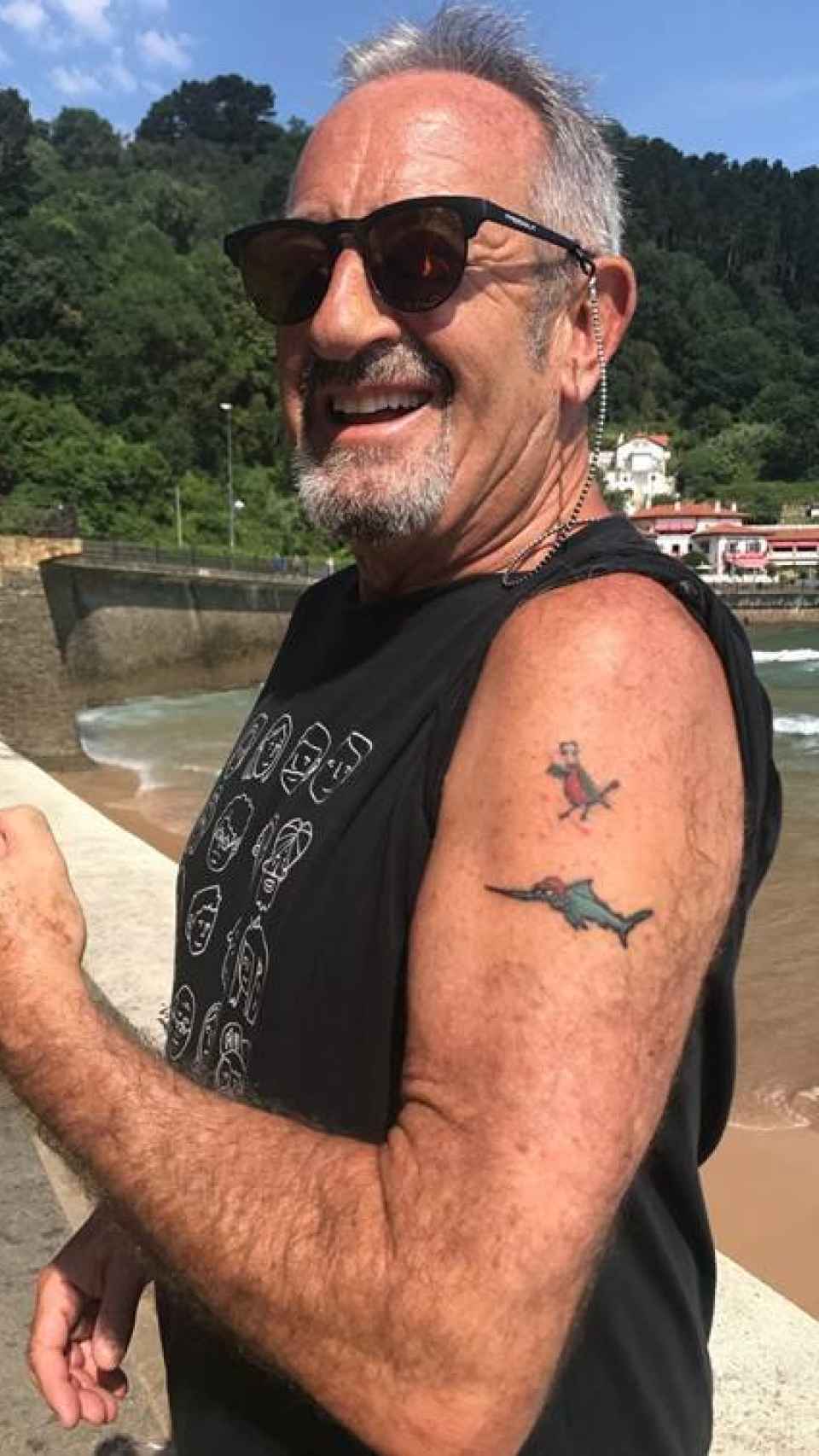 Karlos Arguiñano muestra sus tatuajes: un petirrojo y un pez espada