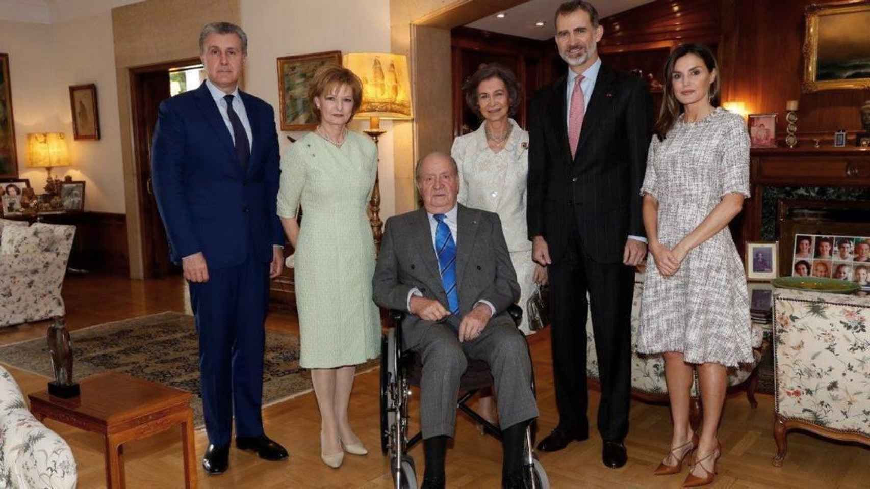Margareta de Rumanía y su esposo Radu junto a Sofía, Letizia, Felipe VI y Juan Carlos, en silla de ruedas.