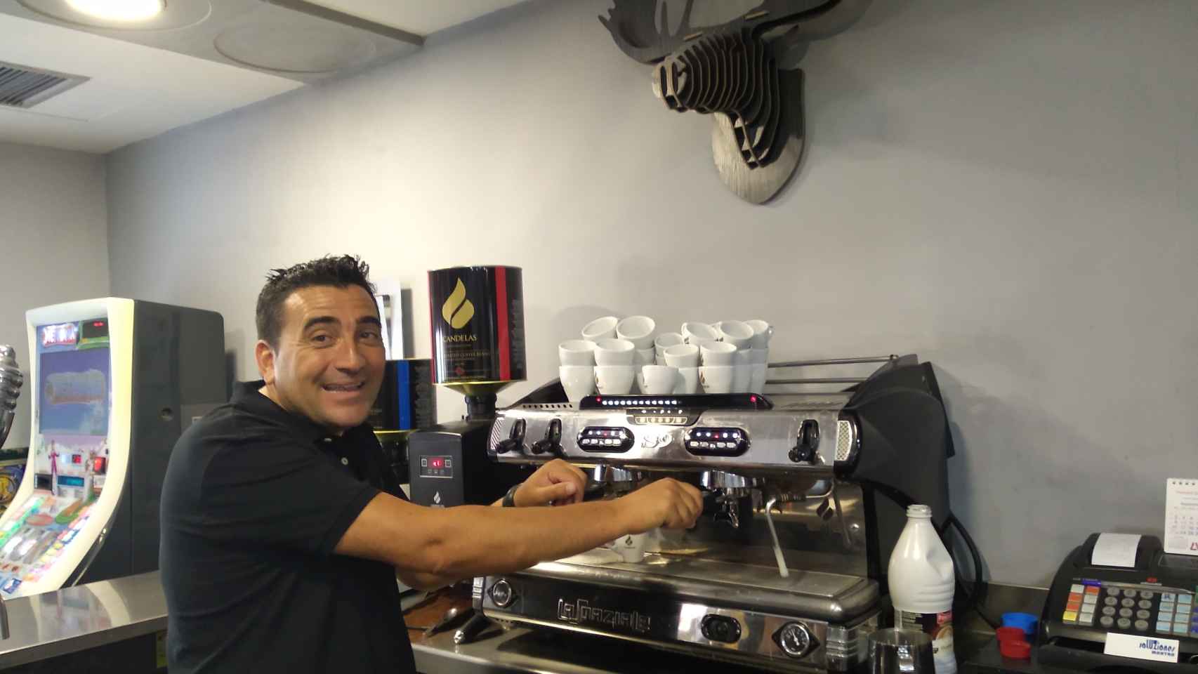 David Miralles, del Restaurante Estela, bromeando con los clientes mientras que hace un café.