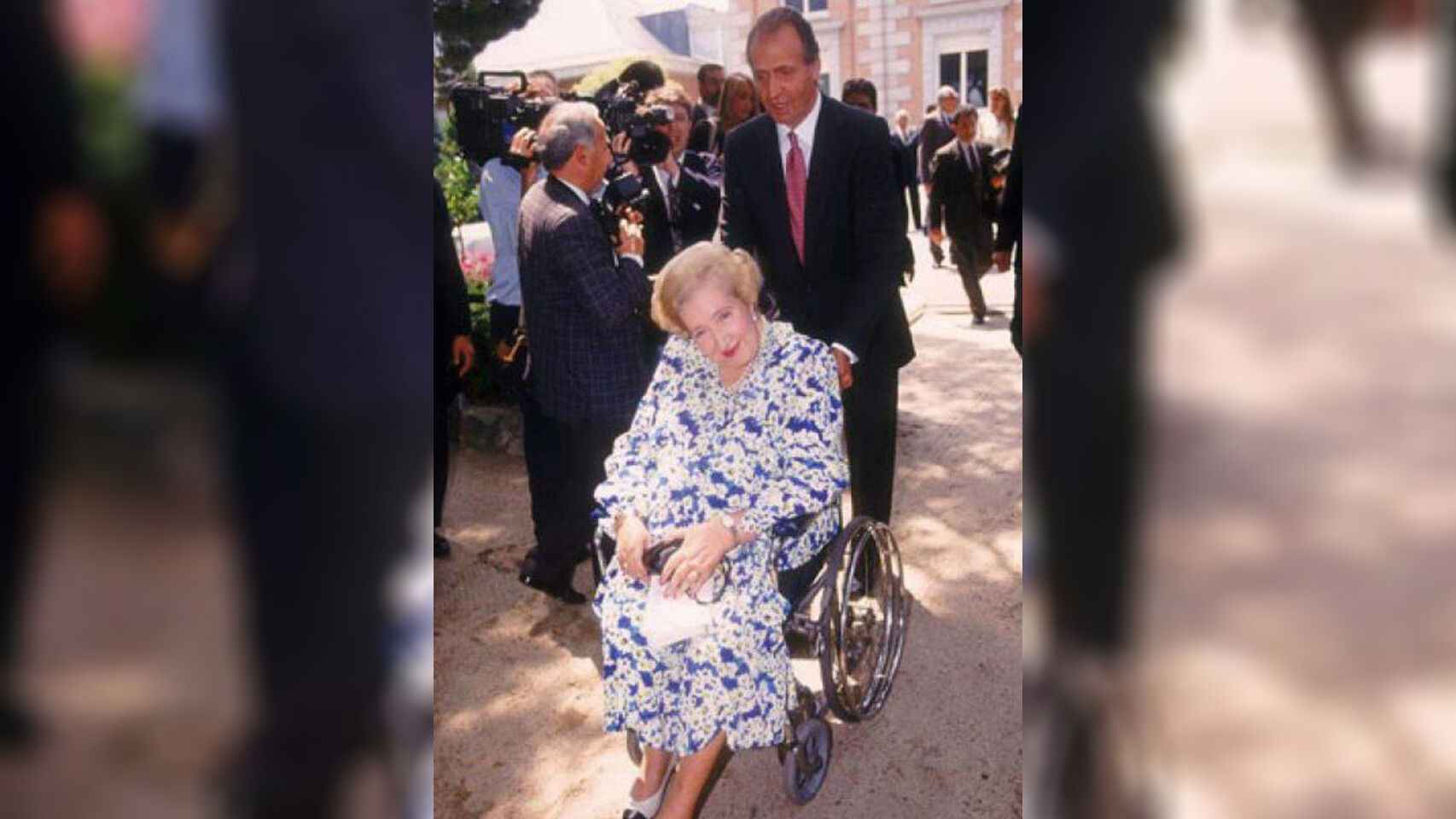 Doña Mercedes, madre de Juan Carlos, en silla de ruedas.