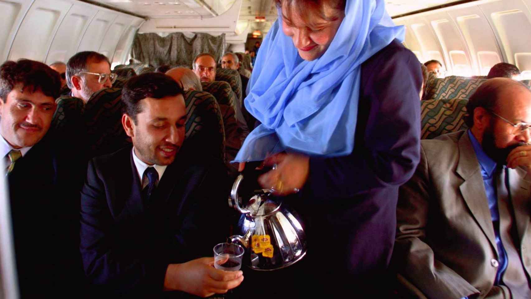 Una azafata de las aerolíneas afganas a principios de los 90 sirviendo té.