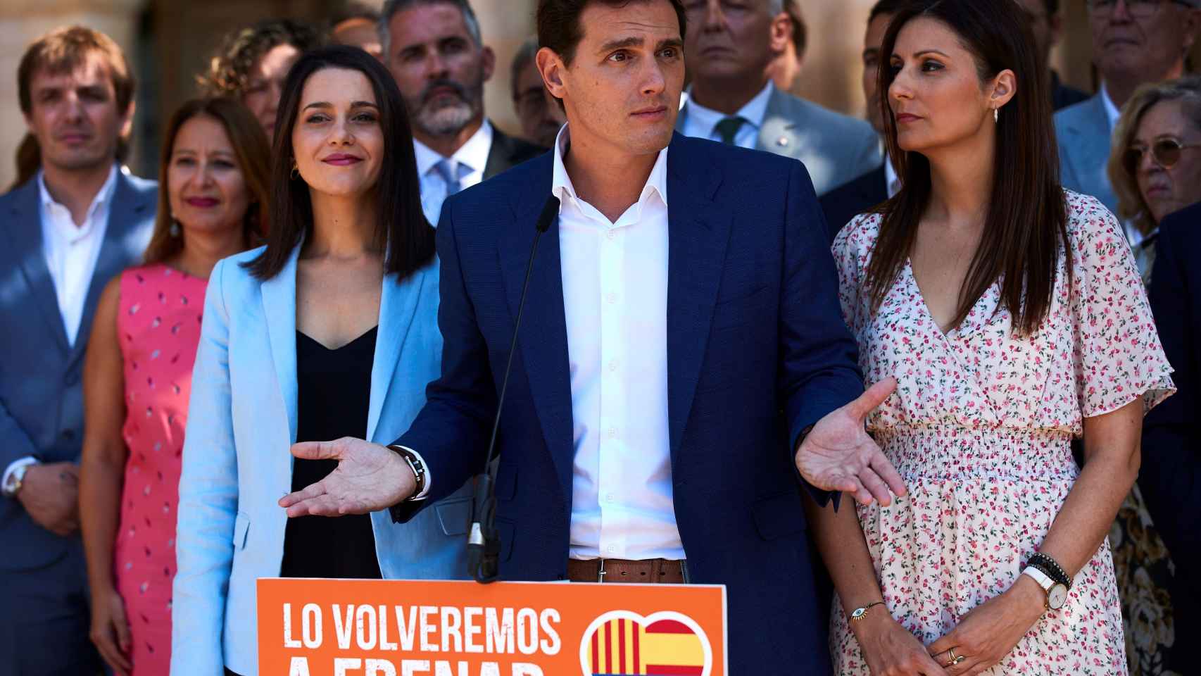 Albert Rievra junto a Inés Arrimadas y Lorena Roldán  en el exterior del Parlament de Catalunya.
