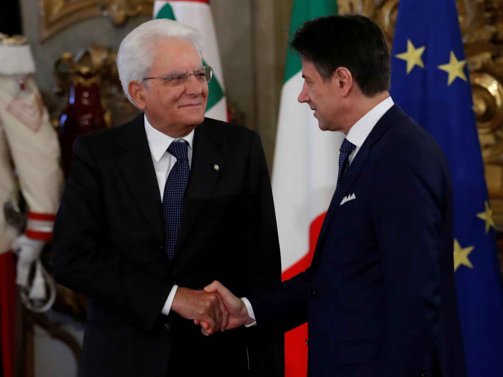 Sergio Mattarella y Giuseppe Conte durante la tomada de posesión del Gobierno.