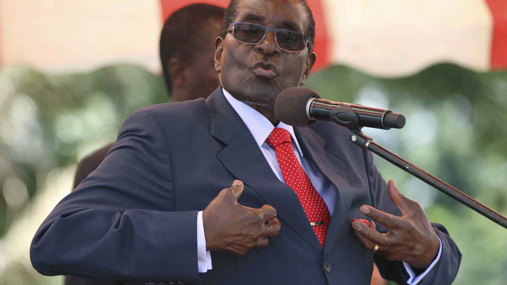 Mugabe se dirige al máximo órgano de toma de decisiones del partido ZANU-PF, el Politburó, en la capital, Harare.