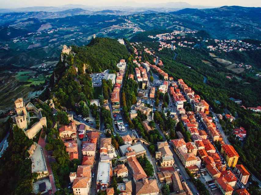 Espectacular vista aérea de San Marino.
