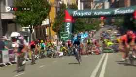 Caída masiva en La Vuelta en la recta de meta que afectó a Valverde