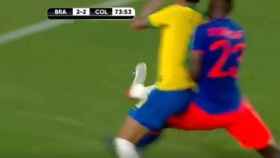 Neymar en el lance con Davinson Sánchez