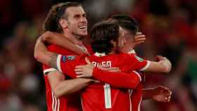 Gareth Bale celebra un gol con Gales junto a sus compañeros