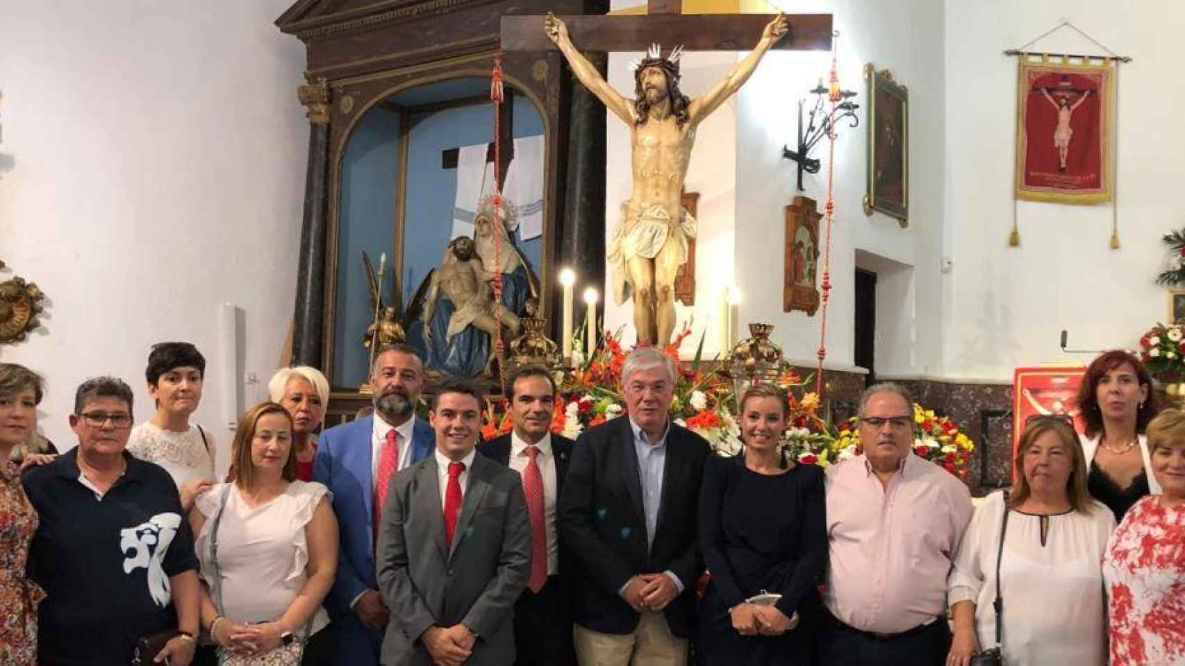 Grupo de cargos y afiliados del PSOE toledano ante la imagen del Cristo de la Fe de Carranque