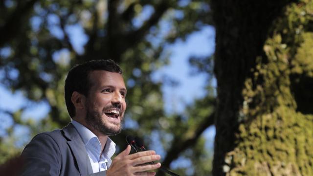 El líder del PP, Pablo Casado, interviene en el acto político en la Carballeira de San Xusto.