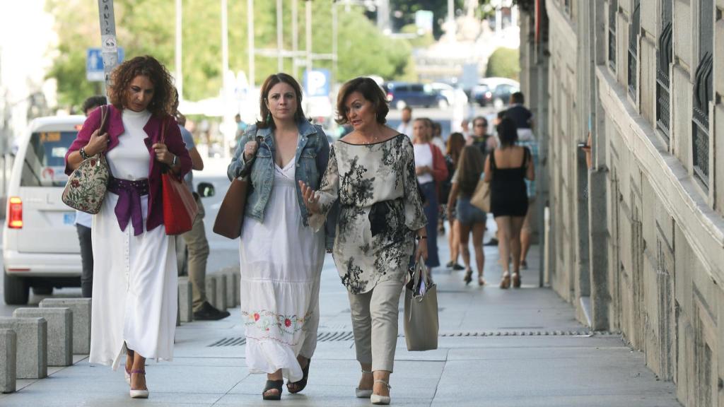aría Jesús Montero, Adriana Lastra y Carmen Calvo, a su llegada al Congreso para la reunión con Unidas Podemos.