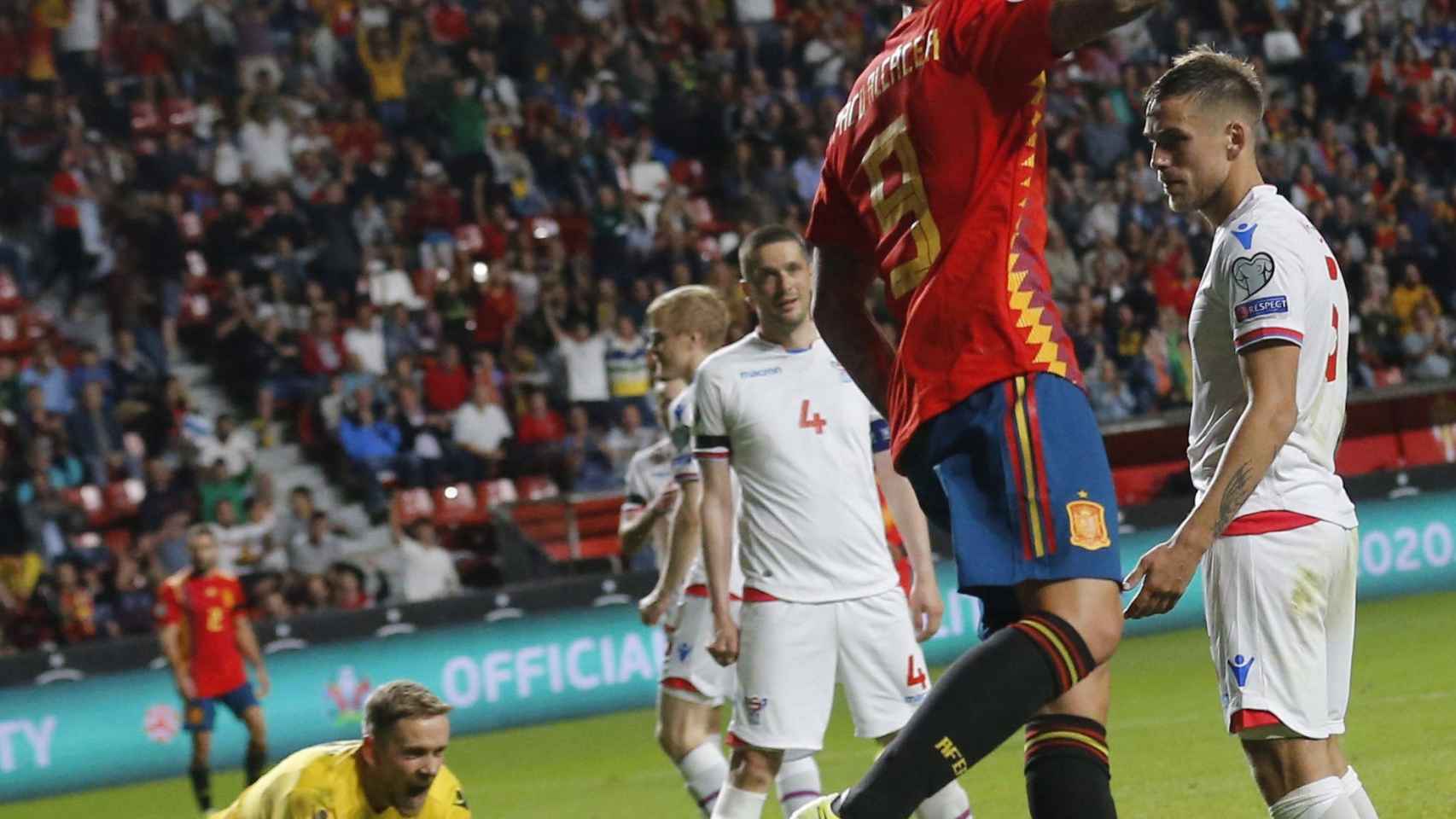 Paco Alcácer celebra uno de sus goles contra Islas Feroe