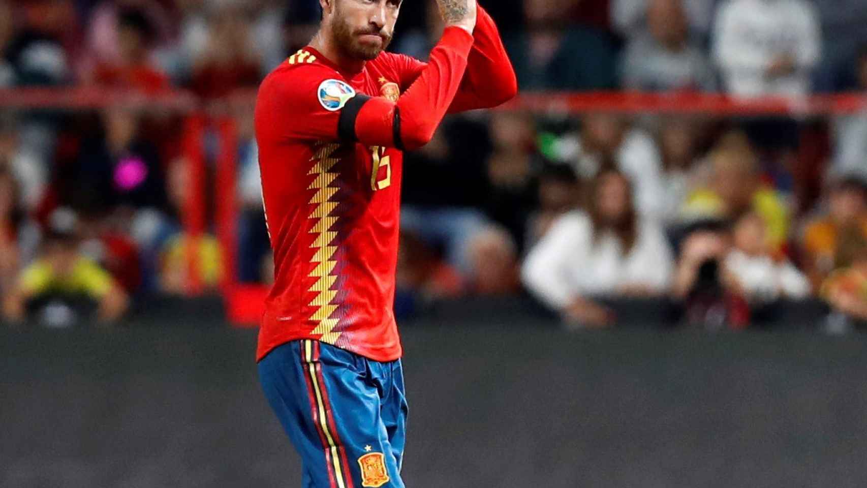 Sergio Ramos, siendo sustituido con la Selección