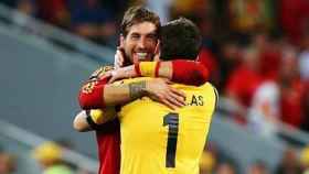 Sergio Ramos y Casillas se dan un abrazo en la Selección. Foto: Twitter (@IkerCasillas)
