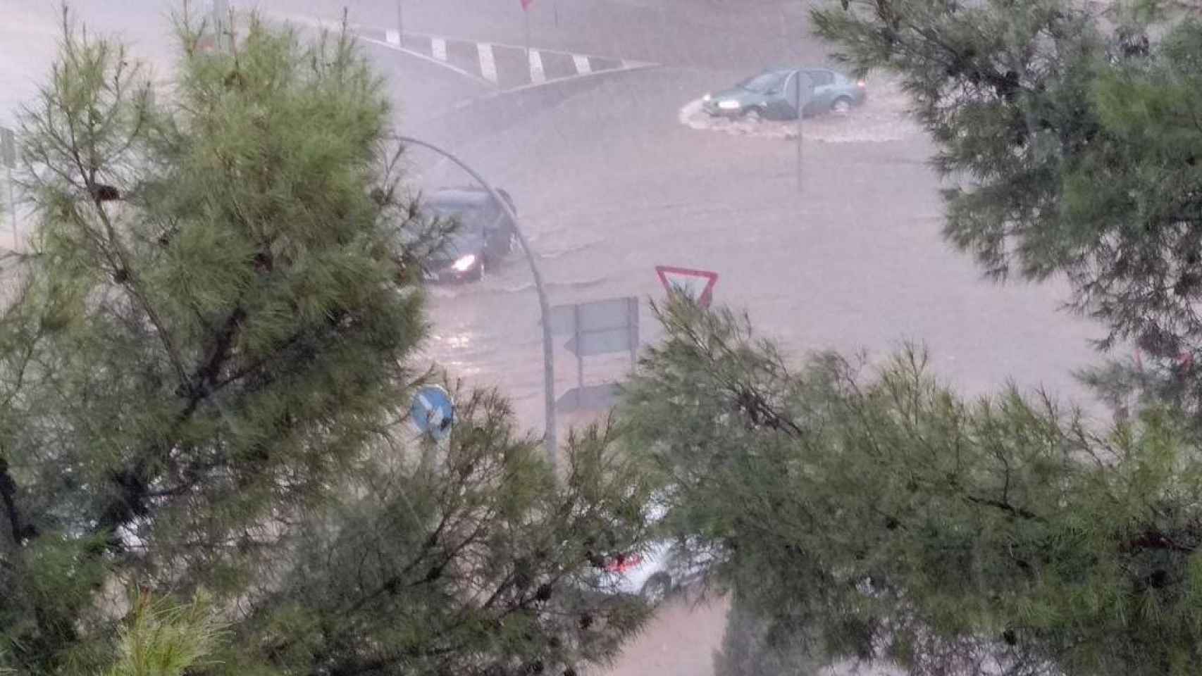 Inundaciones por la tormenta de este domingo en Ciudad Real capital. Foto: Twitter Ayuntamiento de Ciudad Real. Abajo fotos del Twitter de Meteocr