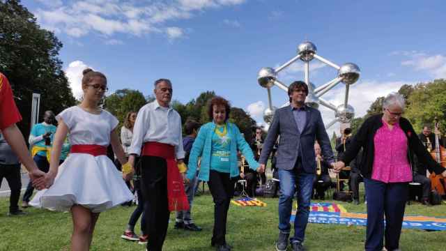 Carles Puigdemont bailando frente al Atomium de Bruselas.