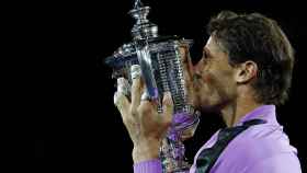 Rafael Nadal levanta el trofeo que le acredita como campeón del US Open 2019