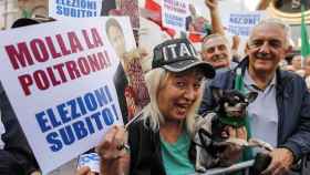 Varios manifestantes delante del Parlamento italiano pidiendo nuevas elecciones.