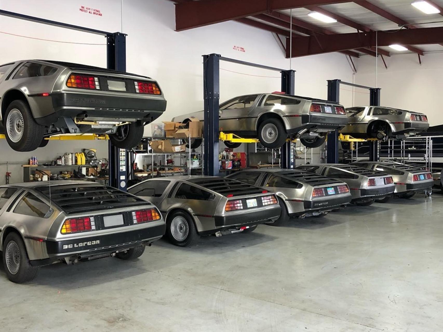 DeLorean aparcados en un garaje.