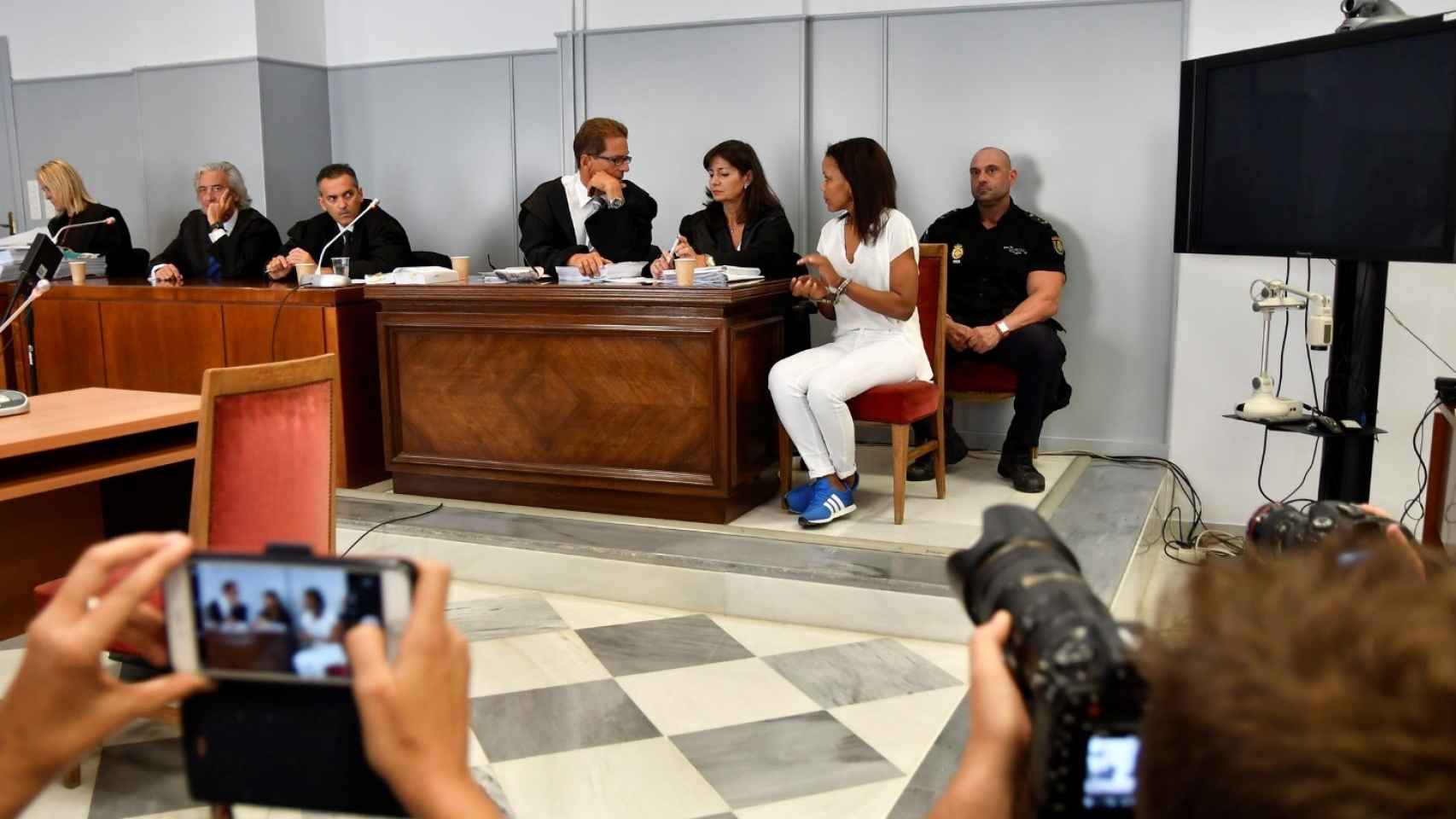 Segundo por la izquierda, el abogado Francisco Torres, mientras espera el inicio del juicio.