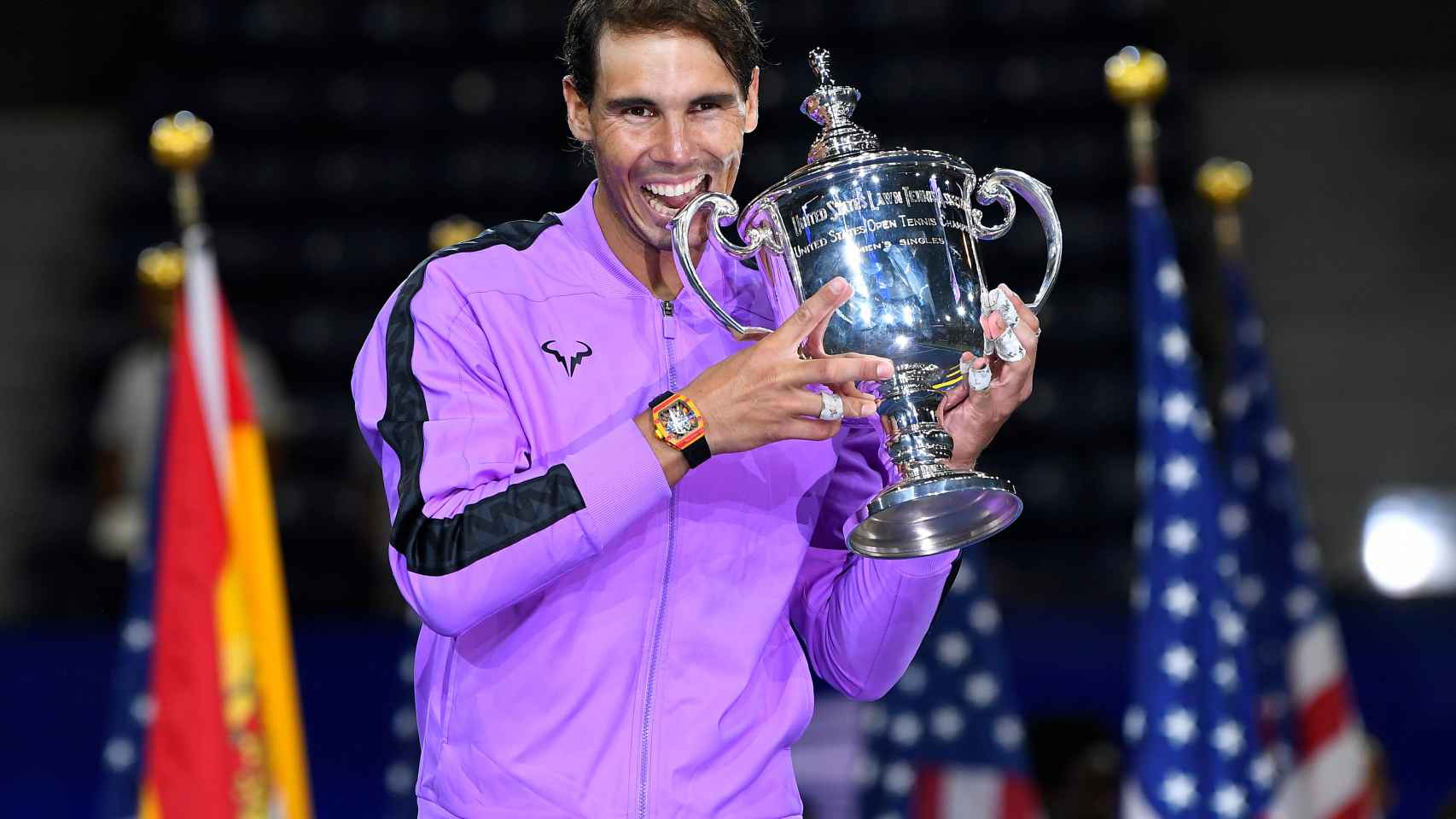 Rafael Nadal levanta el trofeo que le acredita como campeón del US Open 2019