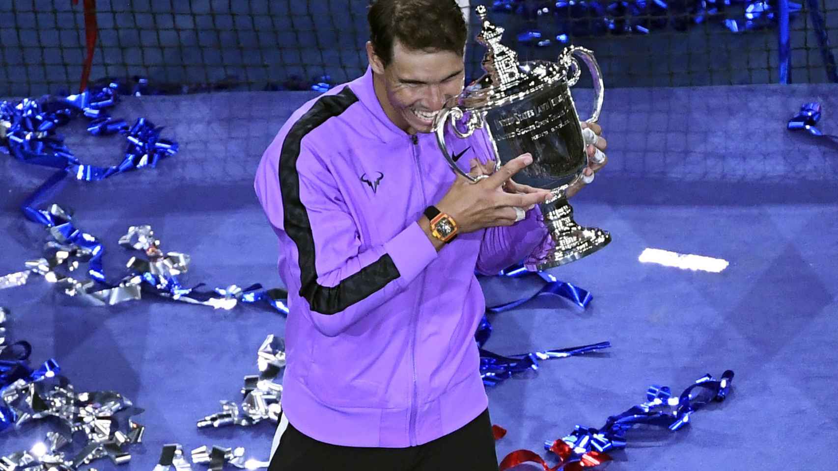 Rafael Nadal con el trofeo que le acredita como campeón del US Open 2019