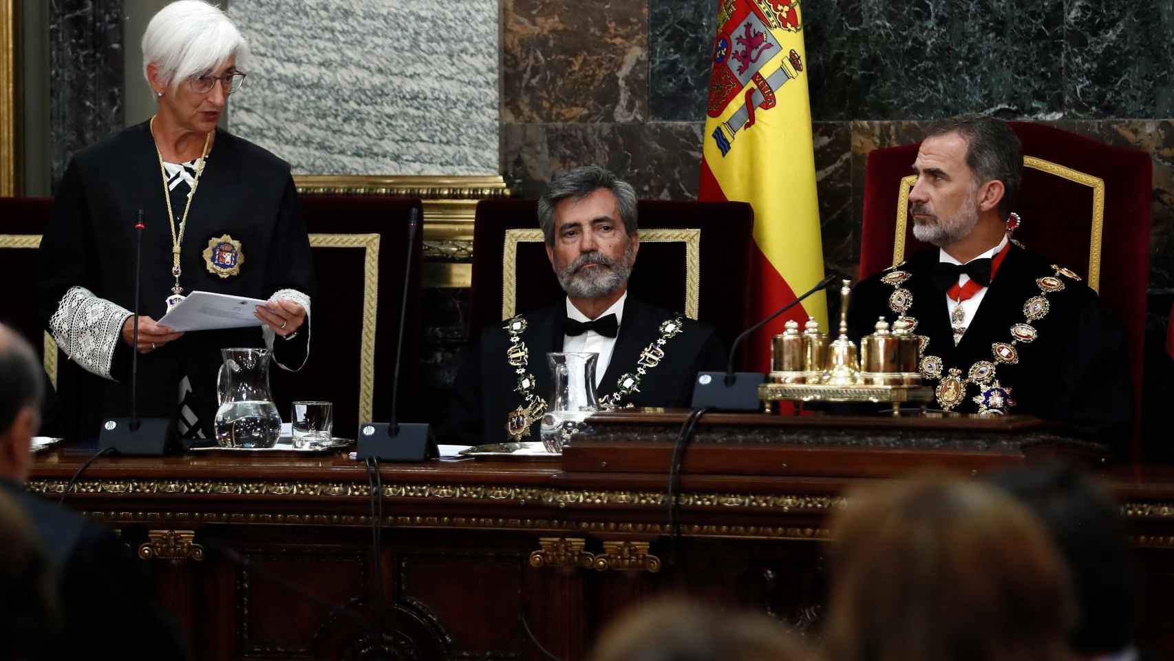 Segarra, durante su discurso junto a Carlos Lesmes y Felipe VI.