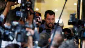 Matteo Salvini atiende a la prensa tras una reunión con miembros de su partido.