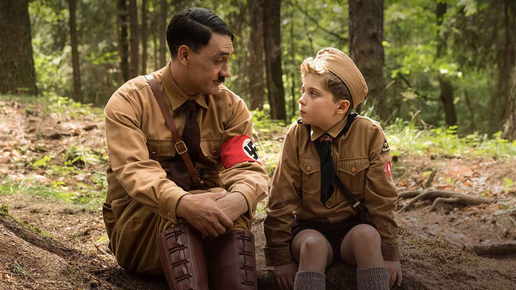 Fotograma de Jojo Rabbit con Hitler y el protagonista.