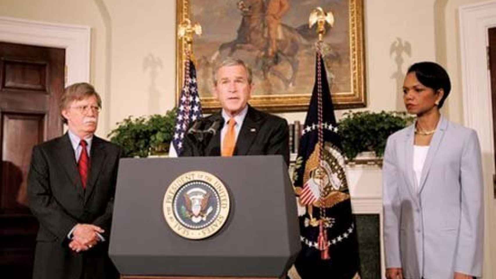 John Bolton con George W. Bush y la ex secretaria de Estado, Condoleezza Rice, en 2005.