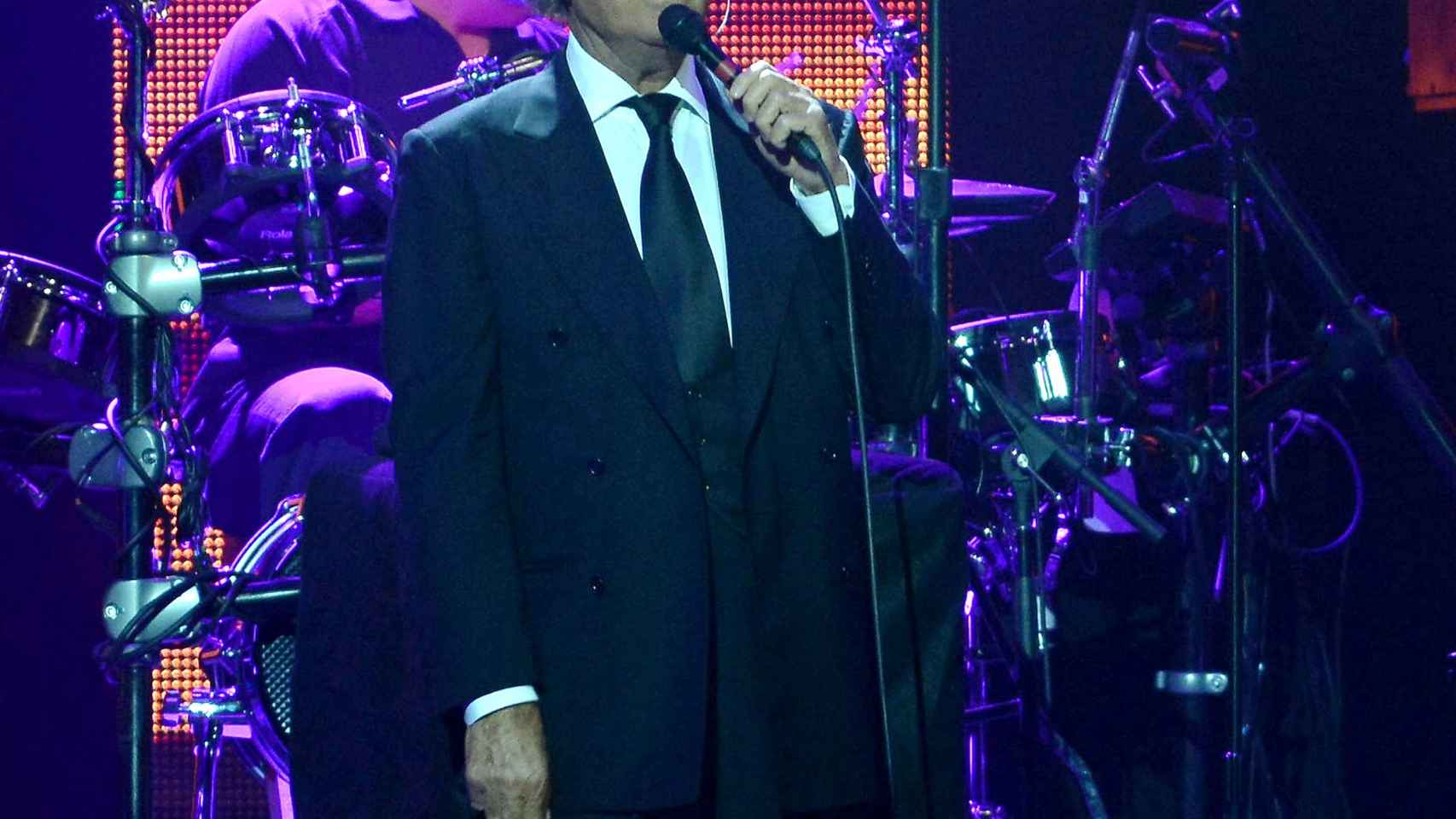 Julio Iglesias durante un concierto.