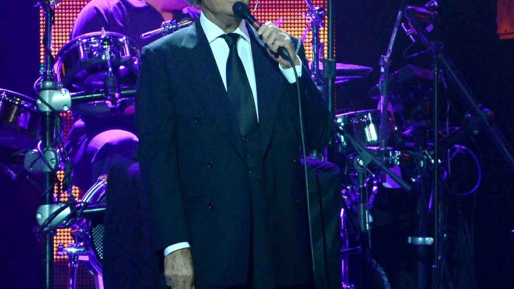 Julio Iglesias durante un concierto.