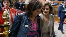 Adriana Lastra y Carmen Calvo, negociadoras del PSOE, en el pleno del Congreso este martes.