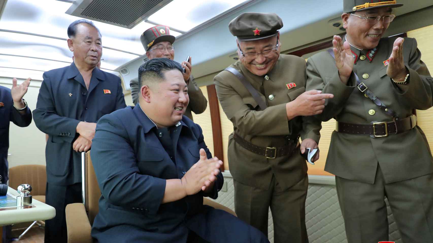 Kim Jong Un supervisando en lanzamiento de un proyectil en una imagen de archivo.