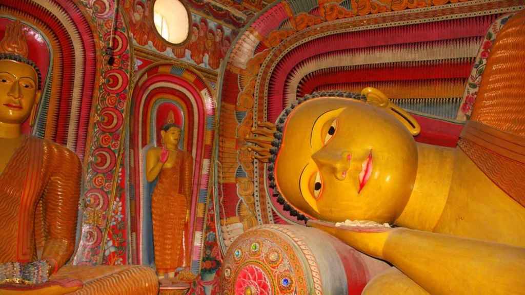 En Sri Lanka son frecuentes las representaciones del Buda recostado o durmiendo.