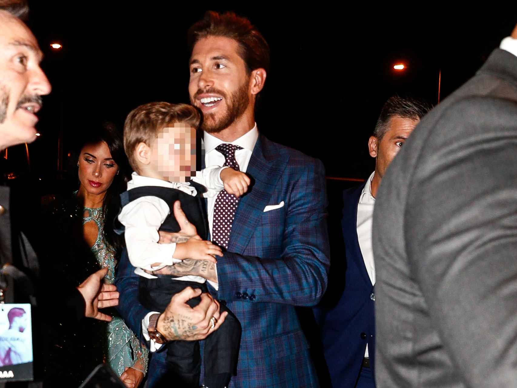 Sergio Ramos con su hijo pequeño, Alejandro, en brazos.