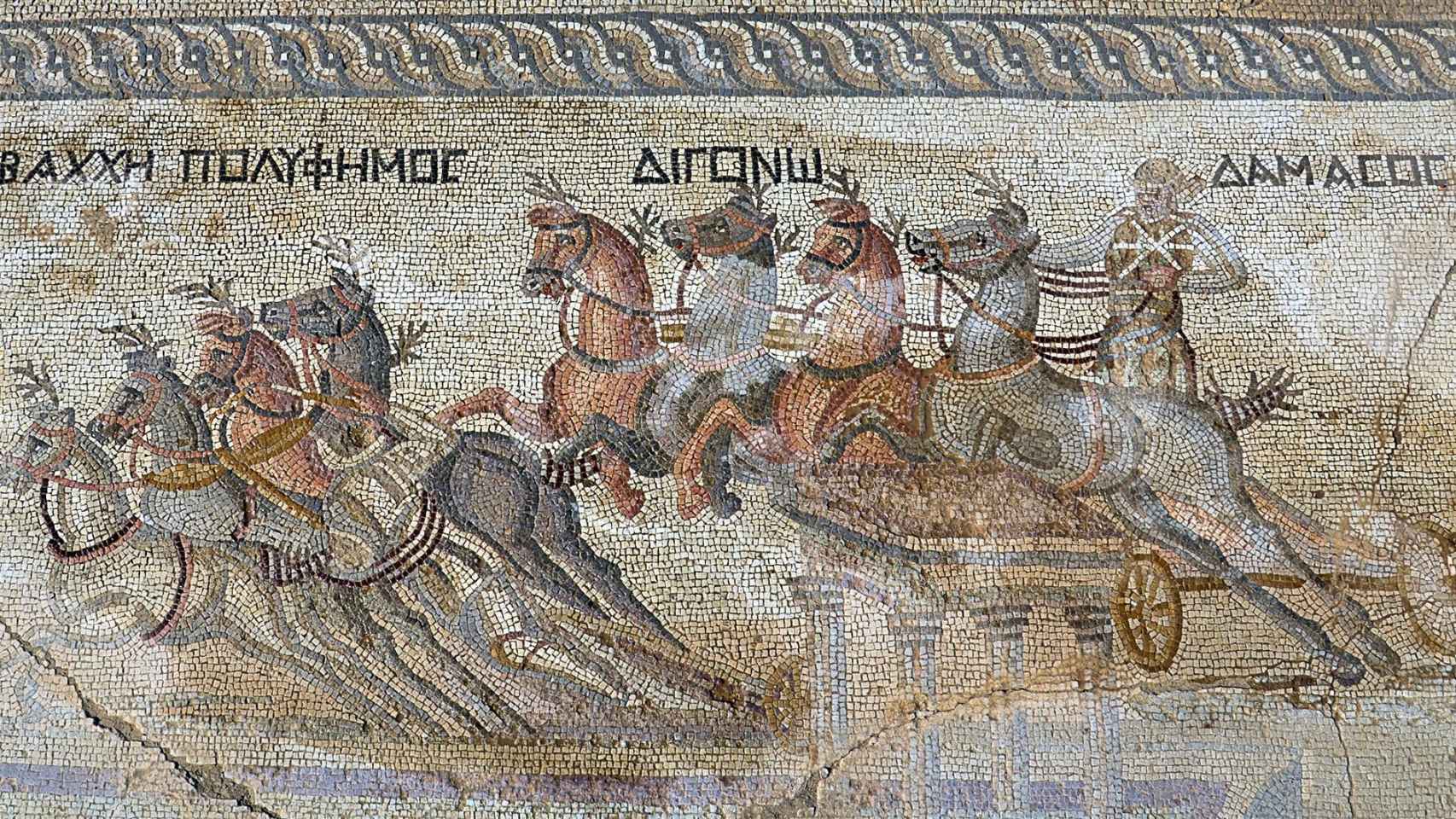 Un mosaico hallado en Chipre que representa una carrera de carros.