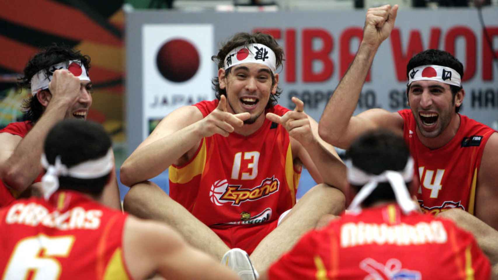 Marc Gasol celebrando el Mundial de Baloncesto de 2006 en Japón
