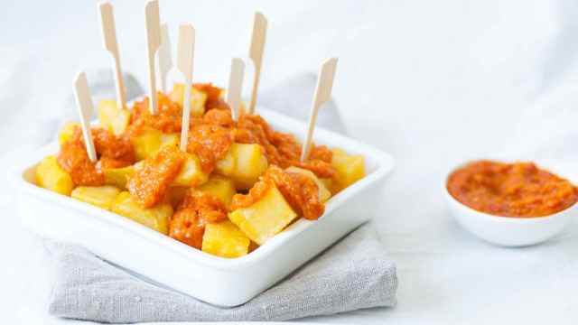 Patatas bravas con tomate, receta fácil para preparar esta tapa clásica