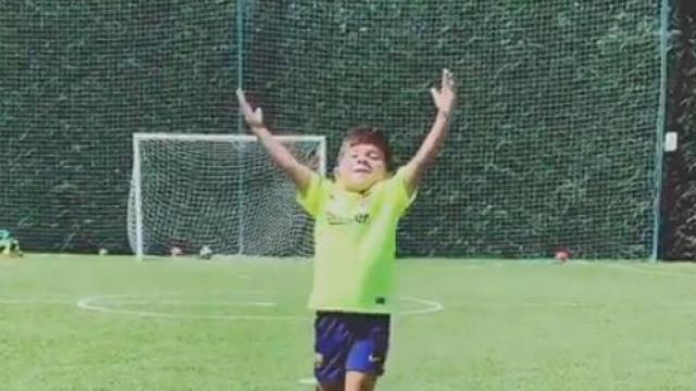 Mateo Messi imitando a su padre. Foto Instagram (@antonelaroccuzzo)