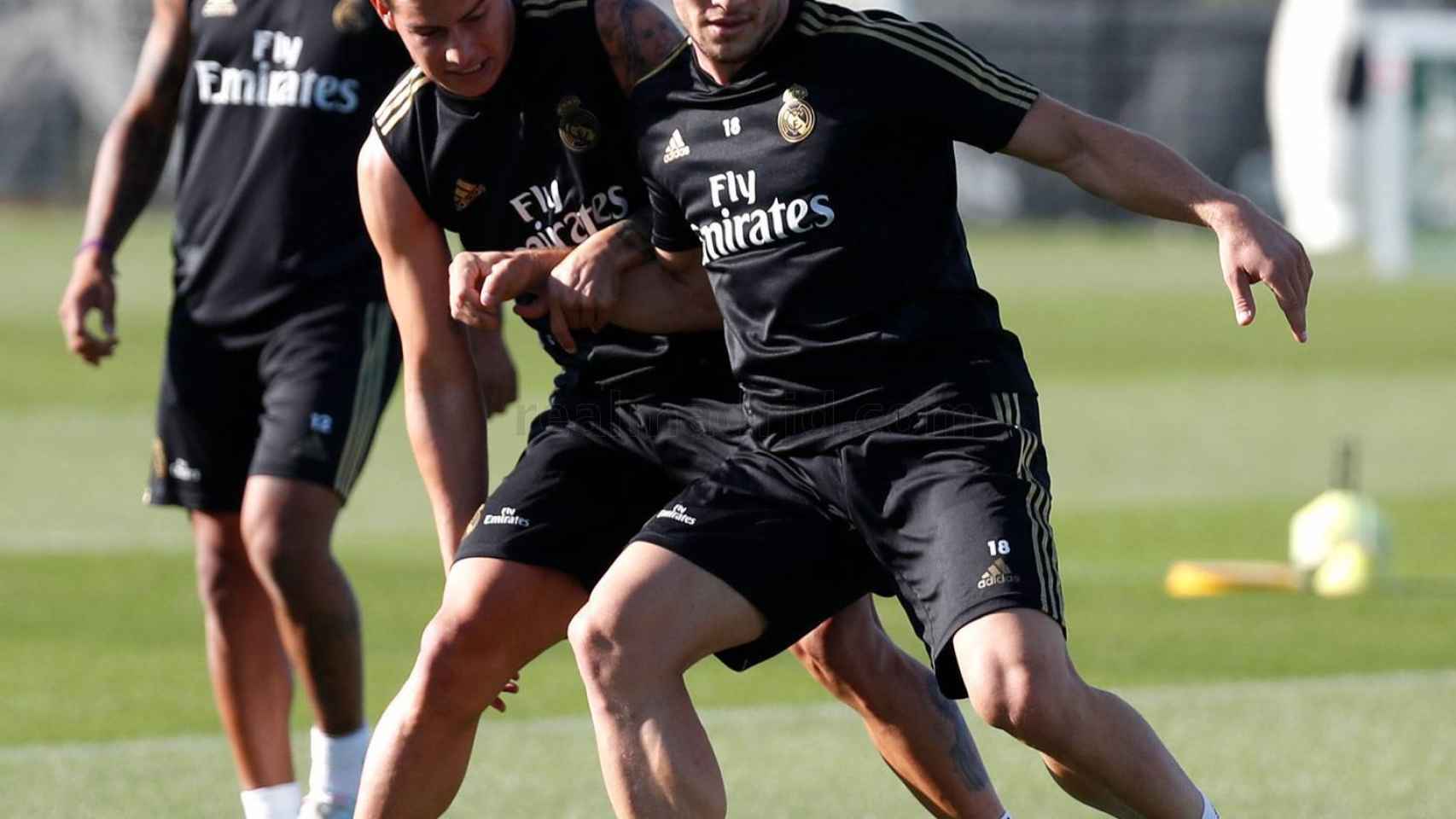 Jovic y James Rodríguez, en un entrenamiento del Real Madrid